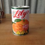 缶のデザイン、リリーのみかん缶と日食オーツ缶。